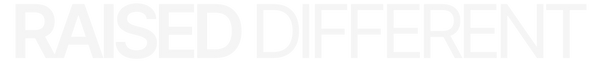 Logo RAISED DIFFERENT in weißer Schrift